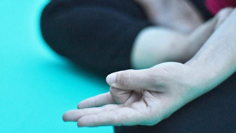 Advantages Of Agni Mudra For Losing Weight: How to Perform Agni Mudra in 8 Steps