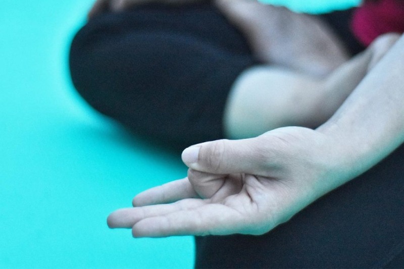 Advantages Of Agni Mudra For Losing Weight: How to Perform Agni Mudra in 8 Steps