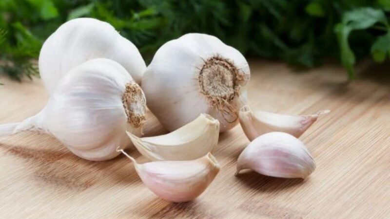 Eating 1 Raw Garlic Clove Every Day Has 5 Benefits