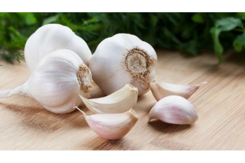 Eating 1 Raw Garlic Clove Every Day Has 5 Benefits