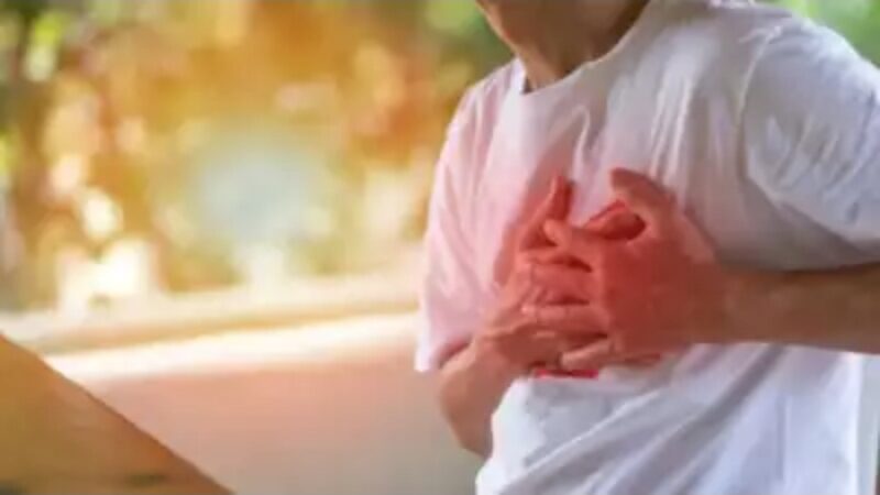 6 Quiet Signs Appear Days Before A Heart Attack