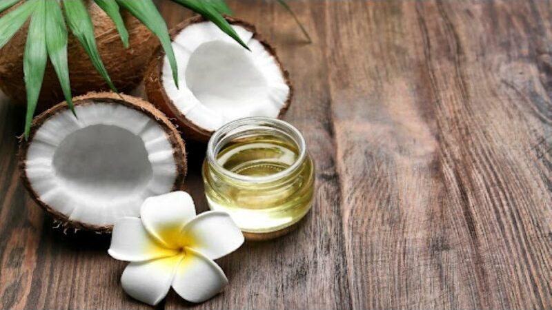 3 Advantages Of Using Coconut Oil Under Your Eyes To Reduce Dark Circles