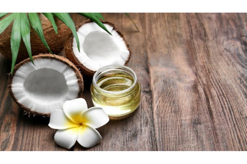 3 Advantages Of Using Coconut Oil Under Your Eyes To Reduce Dark Circles