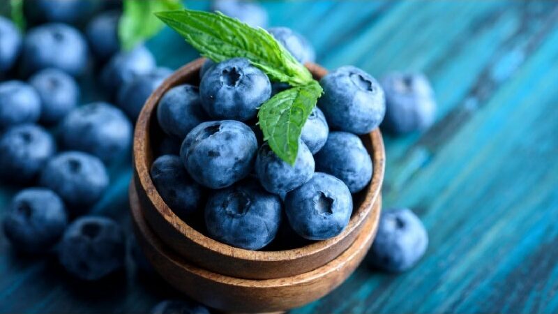 Antioxidant-rich Foods: Eat Turmeric and Blueberries to Improve Immunity and Heart Health