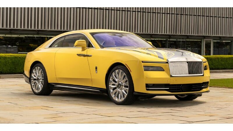 Eye-catching Opulence Is Signaled By An Exclusive Rolls-Royce Spectre Semaphore