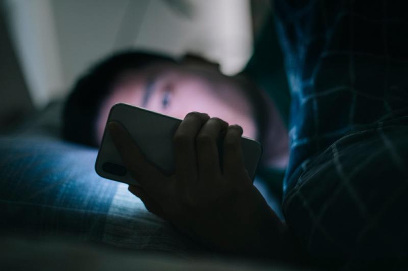 Using a Mobile Phone at Night Poses 7 Dangerous Health Risks