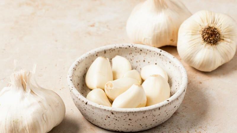 5 Amazing Advantages Of Consuming Raw Garlic Cloves Daily