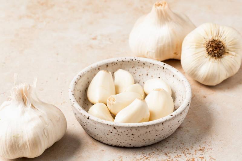 5 Amazing Advantages Of Consuming Raw Garlic Cloves Daily